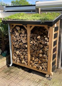 Houtopslag met sedum cassettes er bovenop