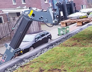 Op de foto de verreiker die heel gemakkelijk al je groendak onderdelen omhoog tilt, zodat je meteen kunt beginnen met het aanleggen van een groen sedumdak.