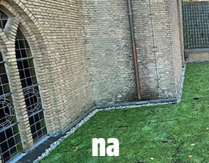 Het dorpshuis in Oosterbeers nadat het Mooie groene sedumdak is aangelegd.