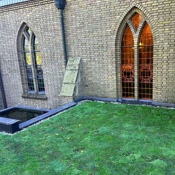 Onze projecten Het prachtige kerkgebouw in Oosterbeers met het sedumdak. Het dorpshuis wordt hierdoor een stuk comfortabeler, want beter geïsoleerd.