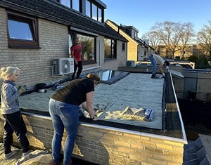 Op de foto buren die samen hun aanbouw vergroenen met lichtgewicht sedummatten