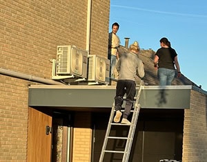 Buren in Boxtel die samen hun aanbouw en schuur vergroenen met sedum, door samen te werken kregen zij korting en subsidie.